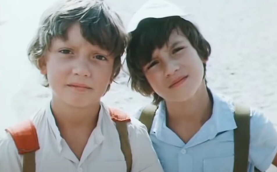 Дмитрий Барков в роли Петрова и Егор Дружинин в роли Васечкина. Кадр из кинофильма "Каникулы Петрова и Васечкина, обыкновенные и невероятные", 1984 г., режиссер Владимир Алеников, сценаристы Владимир Алеников, композитор Татьяна Островская. Скриншот кадра для иллюстрации