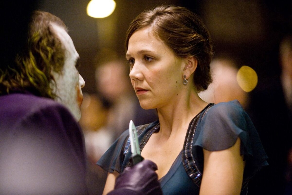 Мегги Джилленхол. Актриса родилась в кинематографической семье. Ее брат Джейк является признанным красавцем Голливуда, тогда как ее все время обвиняют в недостаточной привлекательности. - Кадр из фильма "Темный рыцарь", 2008 г.