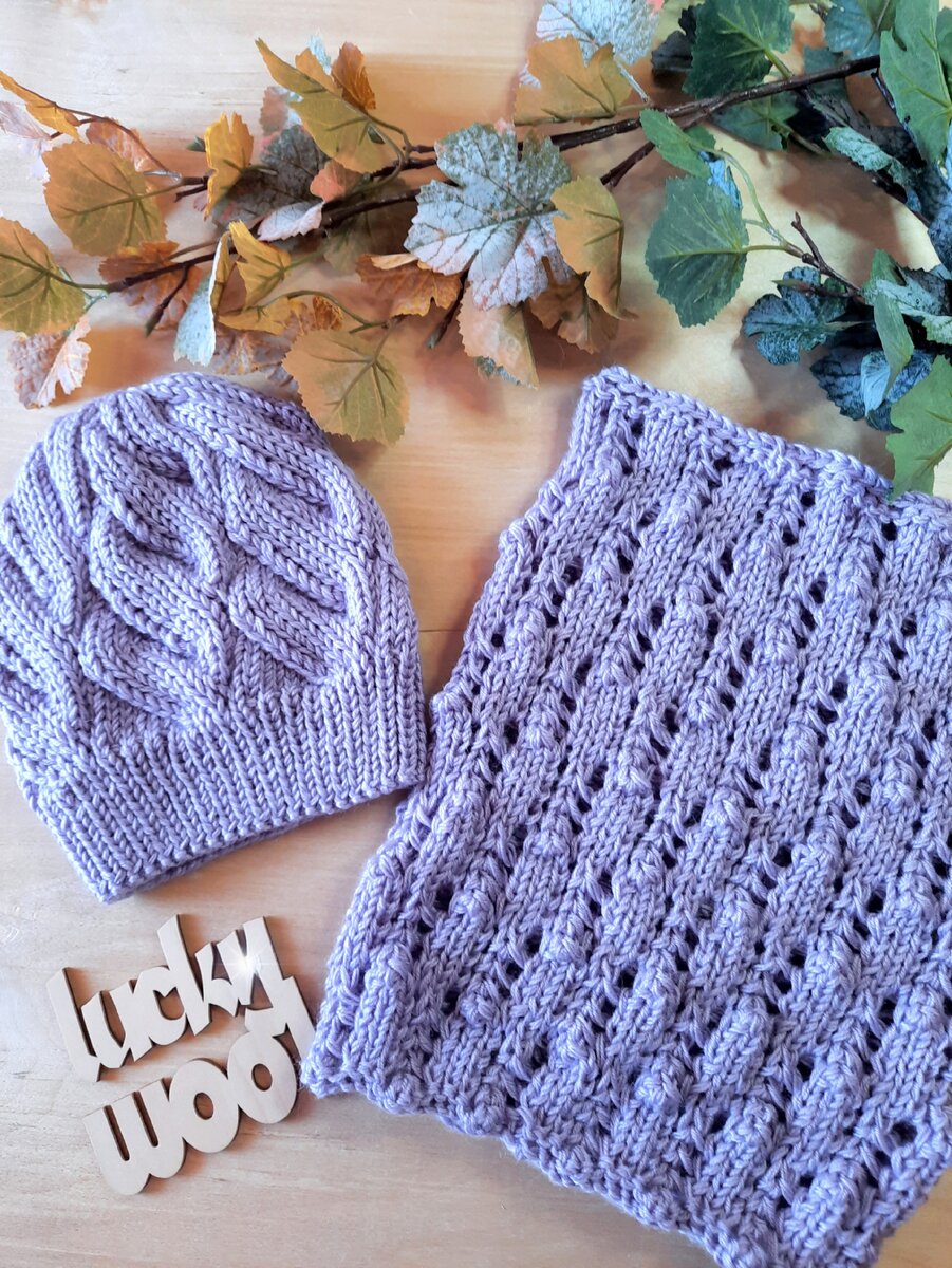 Снуд спицами с ажурным узором.