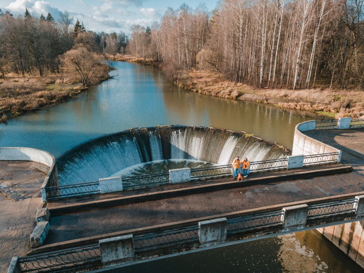 плотина у реки