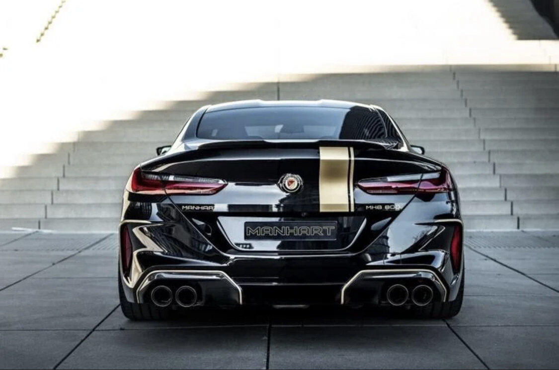 Снаружи BMW M8 Competition от Manhart легко отличить по фирменной чёрно-золотой окраске кузова, карбоновому сплиттеру на переднем бампере, диффузору и спойлеру из углеродного волокна, 100-миллиметровым наконечникам выхлопной системы и 21-дюймовым кастомным дискам с шестью сдвоенными спицами на низкопрофильных разношироких шинах размерности 265/30 R21 спереди и 305/25 R21 сзади.