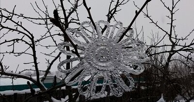 Фото автора. Листаем галерею  вправо. Снежинка из утеплителя, а выглядит как ледяная. 