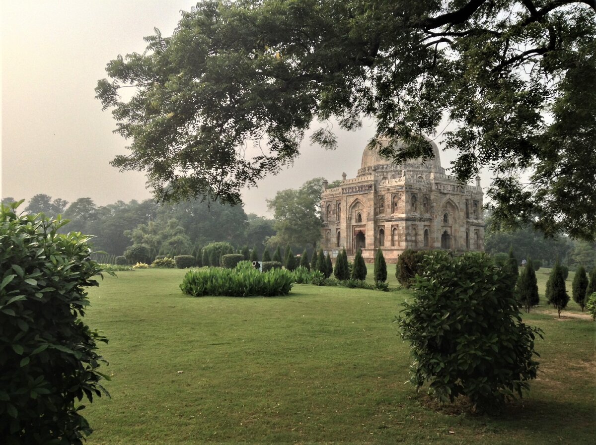 Шиша Гумбад / Shisha Gumbad (букв. "застекленный купол") - гробница членов династии Лоди. Предположительно построена в период 1489-1517 гг.