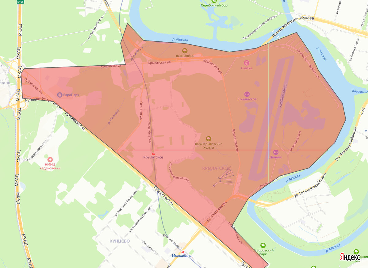 Район с трех сторон окружен Москва-рекой, более 65% всей территории занято лесными массивами