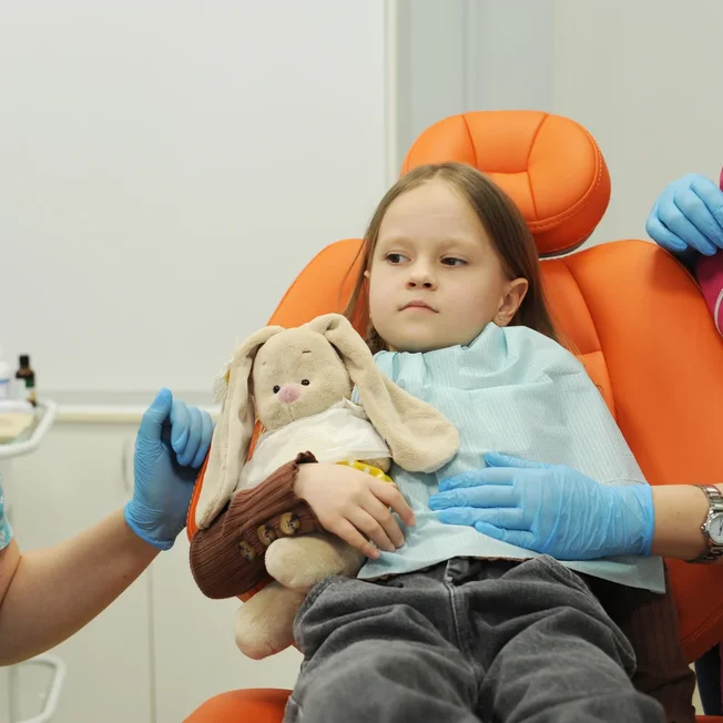 Болит и шатается зуб у ребенка: что делать?