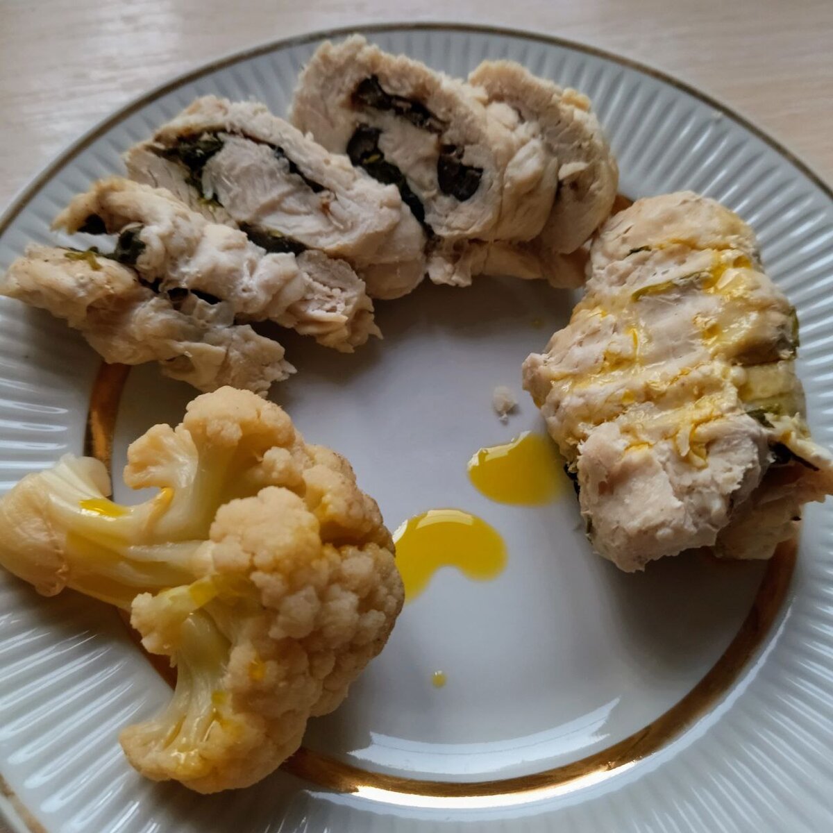 Мой ужин из куриных рулетиков фаршированных маслинами.