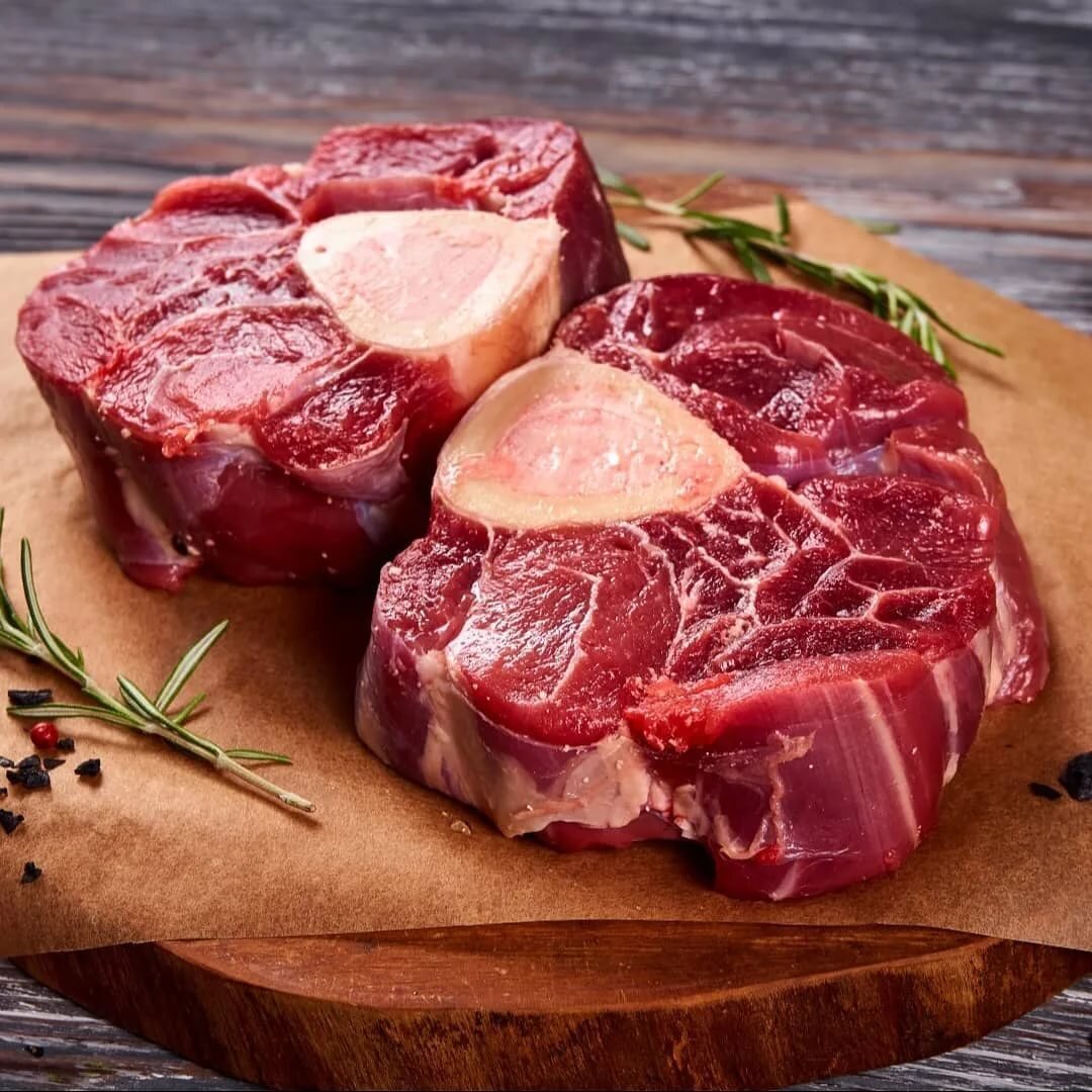 говядину беру на косточке,промываю под холодной водой и отправляю в кастрюлю,довожу до кипения ,убираю огонь до минимума и варю под крышкой в течении 1,5-2 часов,периодически убираю пенку,когда мясо будет готово,я его достаю из кастрюли и режу на кусочки и опять отправляю в бульон.