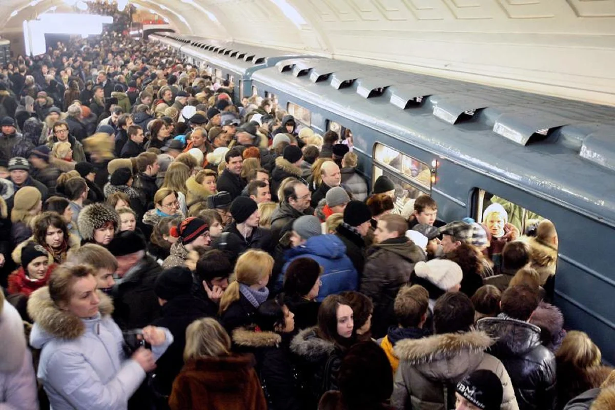 Сколько человек на станции. Час пик в метро. Час пик в метро в Москве. Толпа людей в метро. Московское метро толпа.