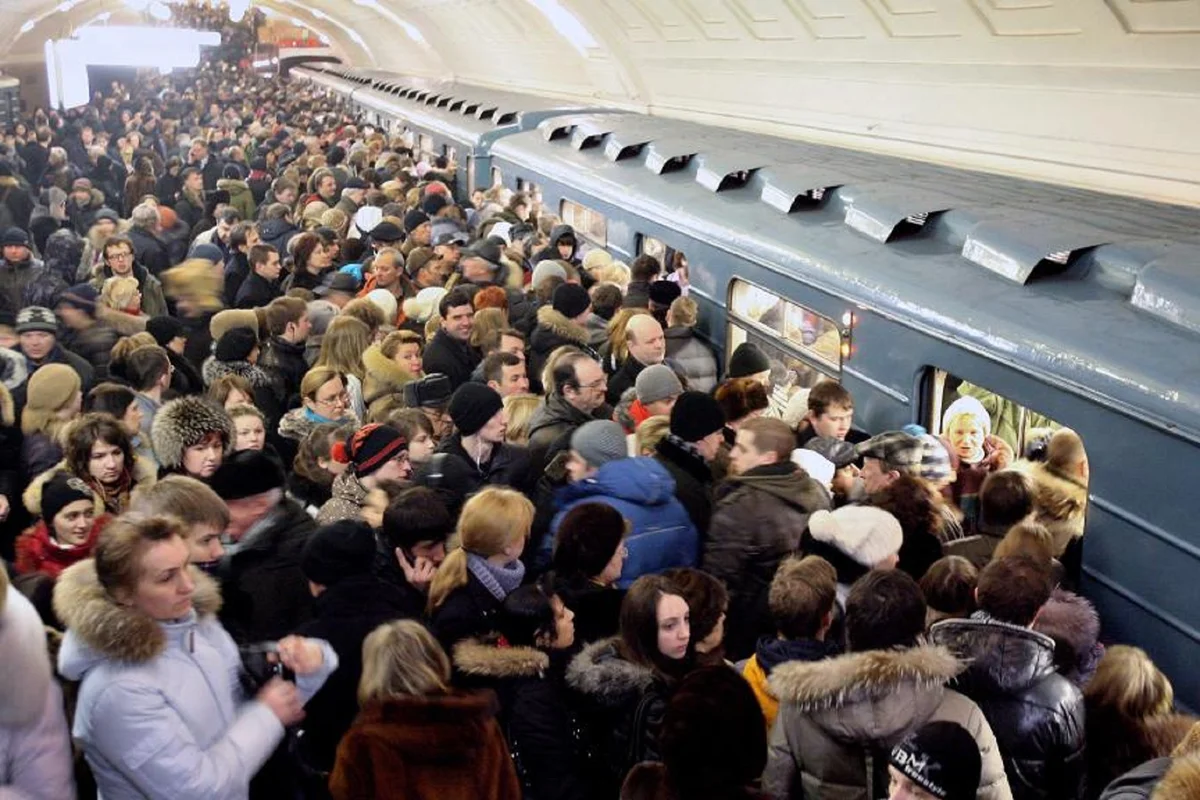 Час пик в метро в москве. Час пик в метро. Московское метро в час пик. Давка в метро Москва. Толпа людей в метро.