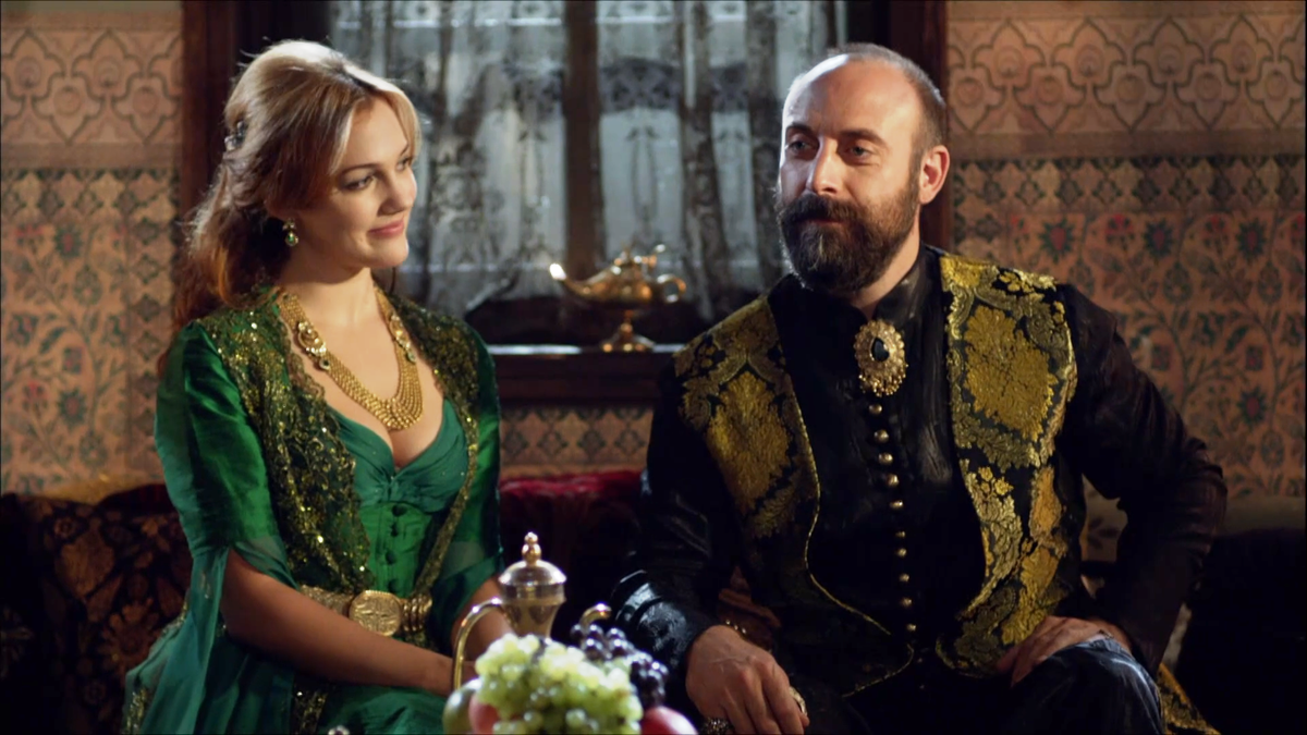 Те, кто считают, что Хюррем околдовала султана, просто его недооценивают. Кадр из сериала