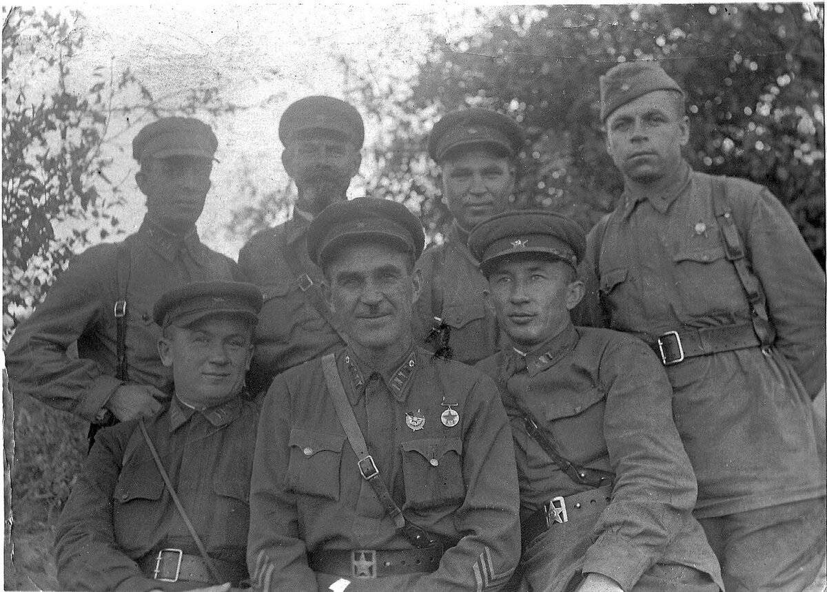 Командный состав 138 сд (лето 1942 года). Нижний ряд (слева направо) — начальник штаба 138 сд подполковник Шуба Василий Иванович, командир 138 сд полковник Людников Иван Ильич, комиссар 138 сд старший батальонный комиссар Титов Николай Иванович. Верхний ряд (слева направо): начальник артиллерии 138 сд подполковник Тычинский Сергей Яковлевич, зам. командира 138 сд полковник Куров Иван Иванович.