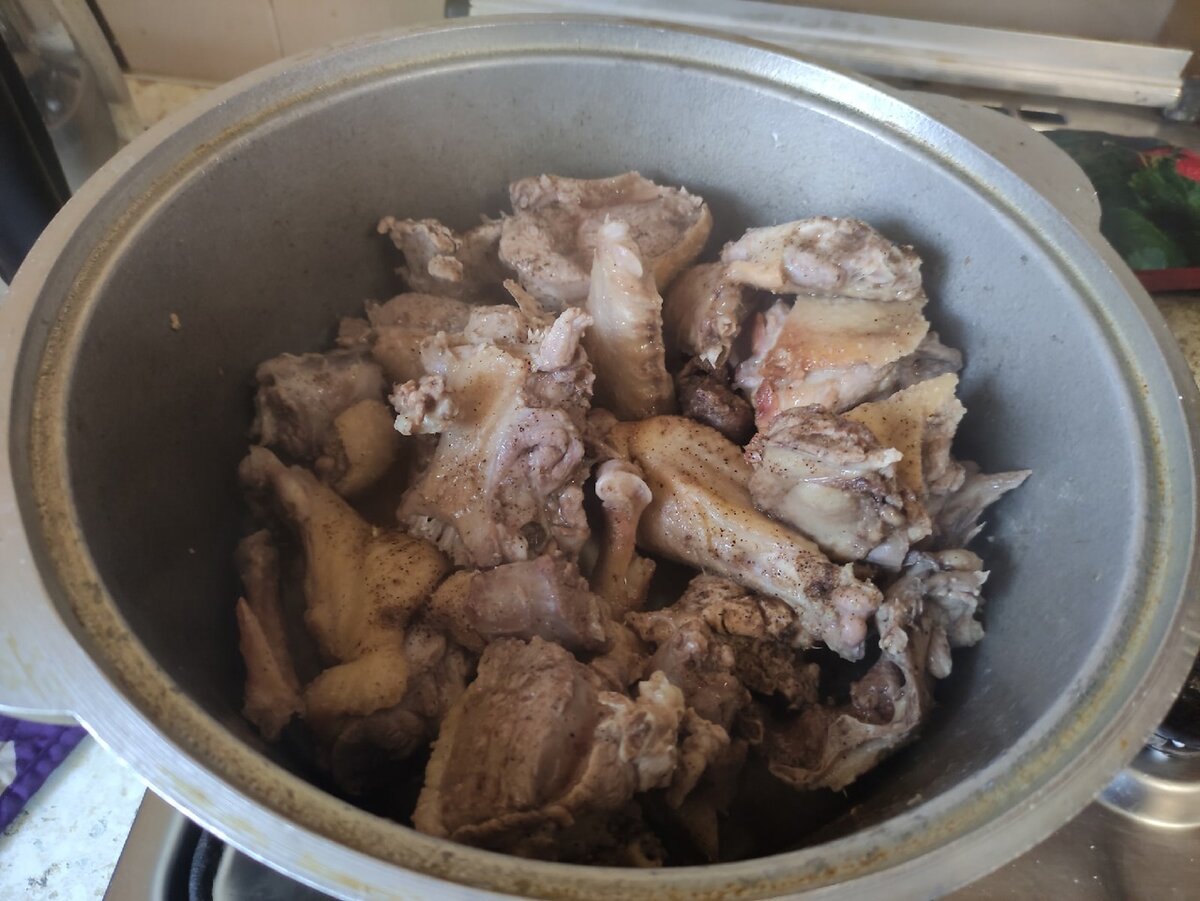 Разделанная утка в казане
