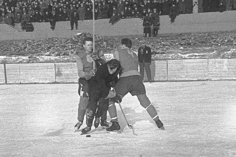 1948 год. 28 февраля. Москва - ЛТЦ Прага - 3:5. Защитники чехословацкой команды Милослав Покорны и Пршемысл Хайны против лидера сборной Москвы Всеволода Боброва. На заднем плане арбитр Херман. Фотограф: Николай Волков