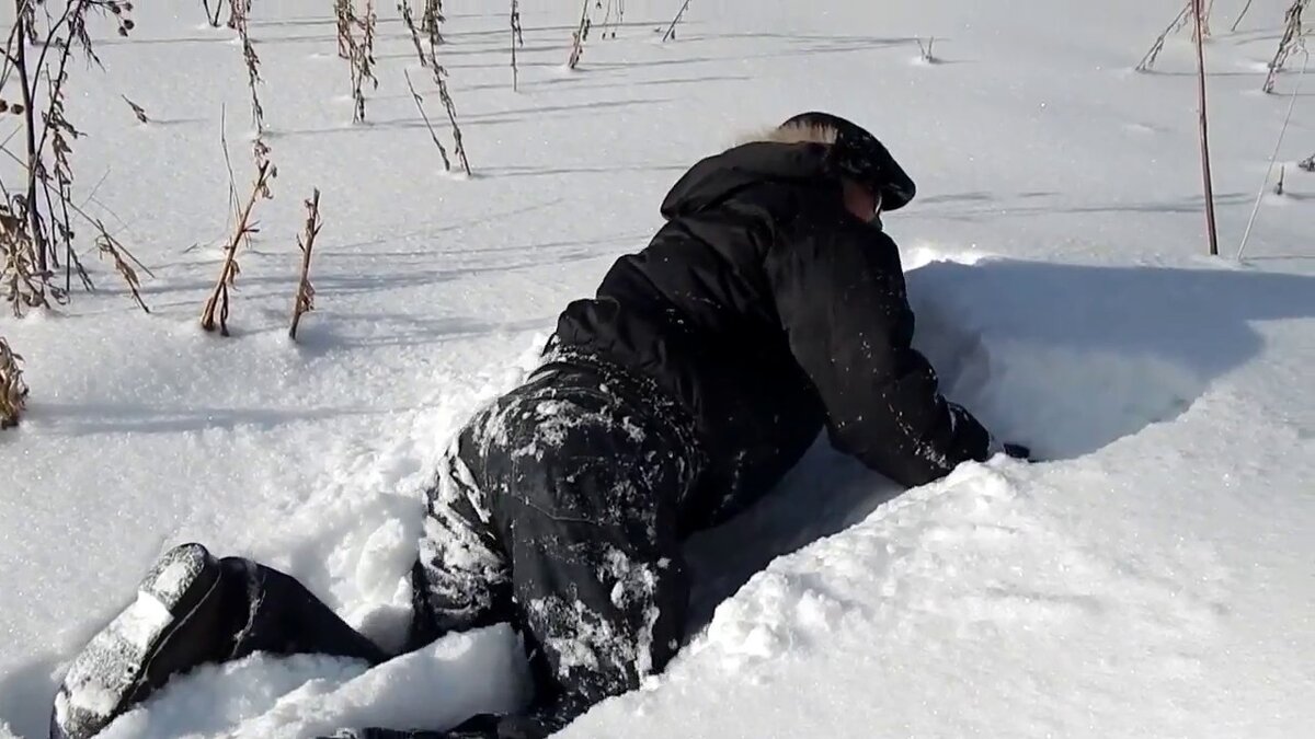 Снег еще лежал сугробами в глубоких. По пояс в снегу. Пробирается через сугробы. Человек в снегу.