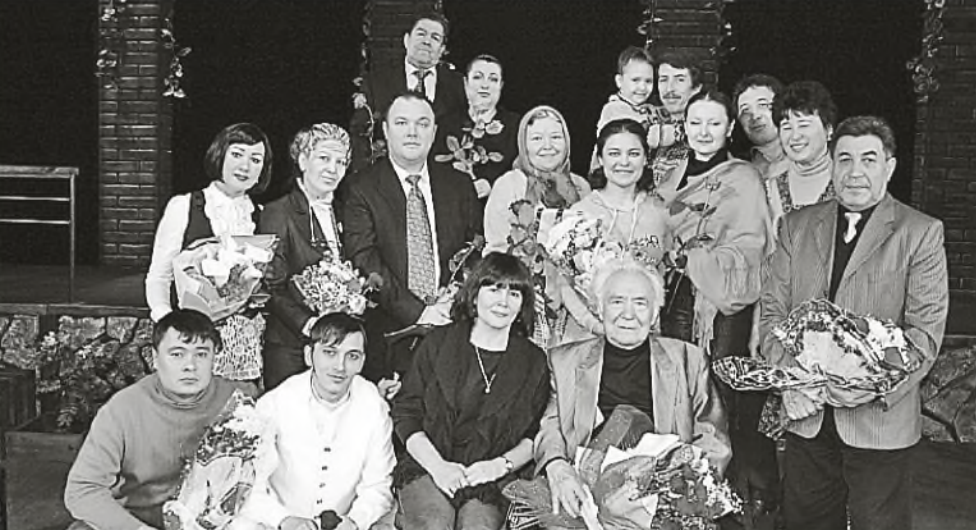 С артистами Салаватского государственного драматического театра после постановки спектакля «Сейәле тау» («Вишневая гора») / Фото: журнал «Ватандаш»