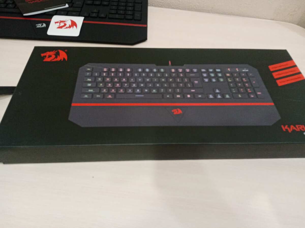 Клавиатура Redragon Karura 2 черного цвета с красными вставками обладает уникальной конструкцией и RGB-подсветкой клавиш. Это позволит превратить игру в более увлекательное и динамичное действо.