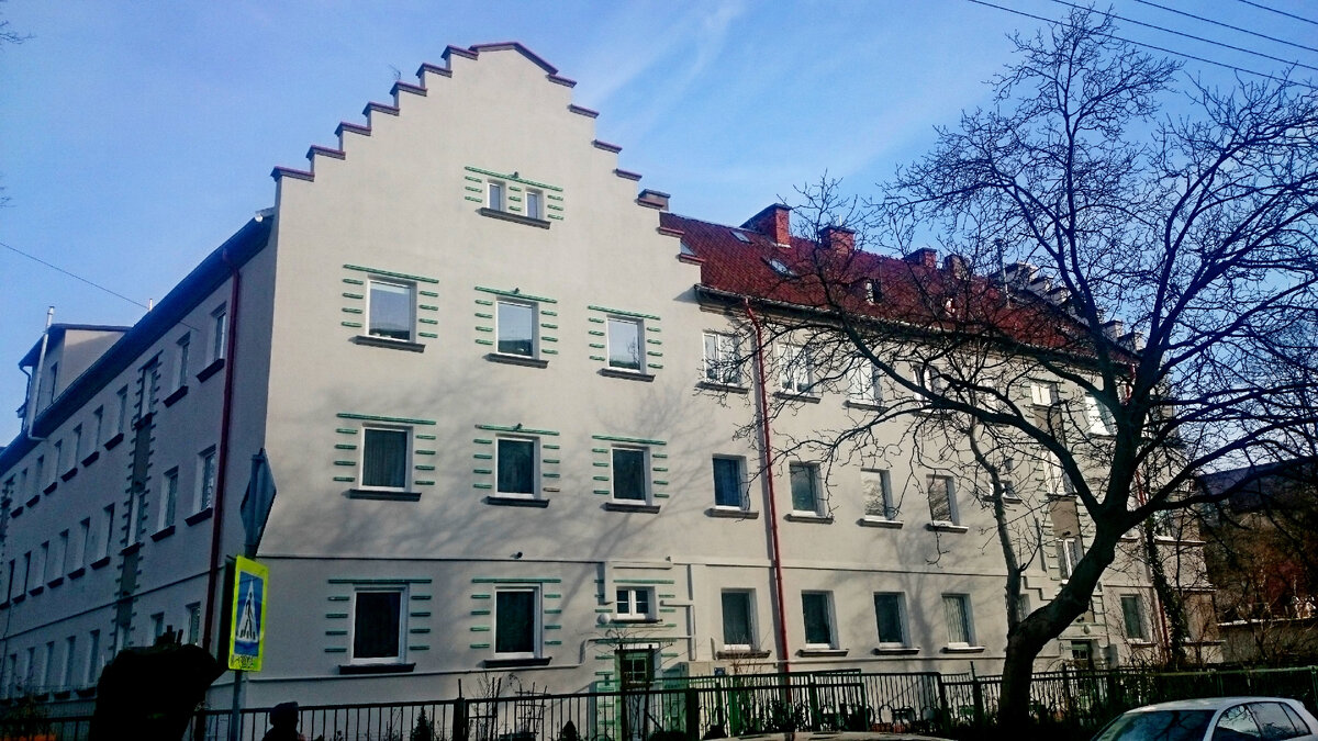 Вот, пожалуйста, только-только отреставрированный дом, можно сказать, еще краска не обсохла. Очень красивый получился...