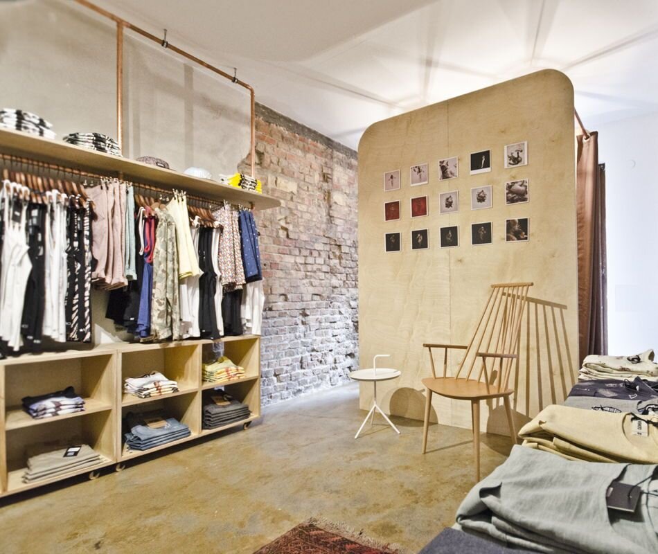 Совсем другое дело. Стильные, современные пространства, в которые приятно зайти за покупками.