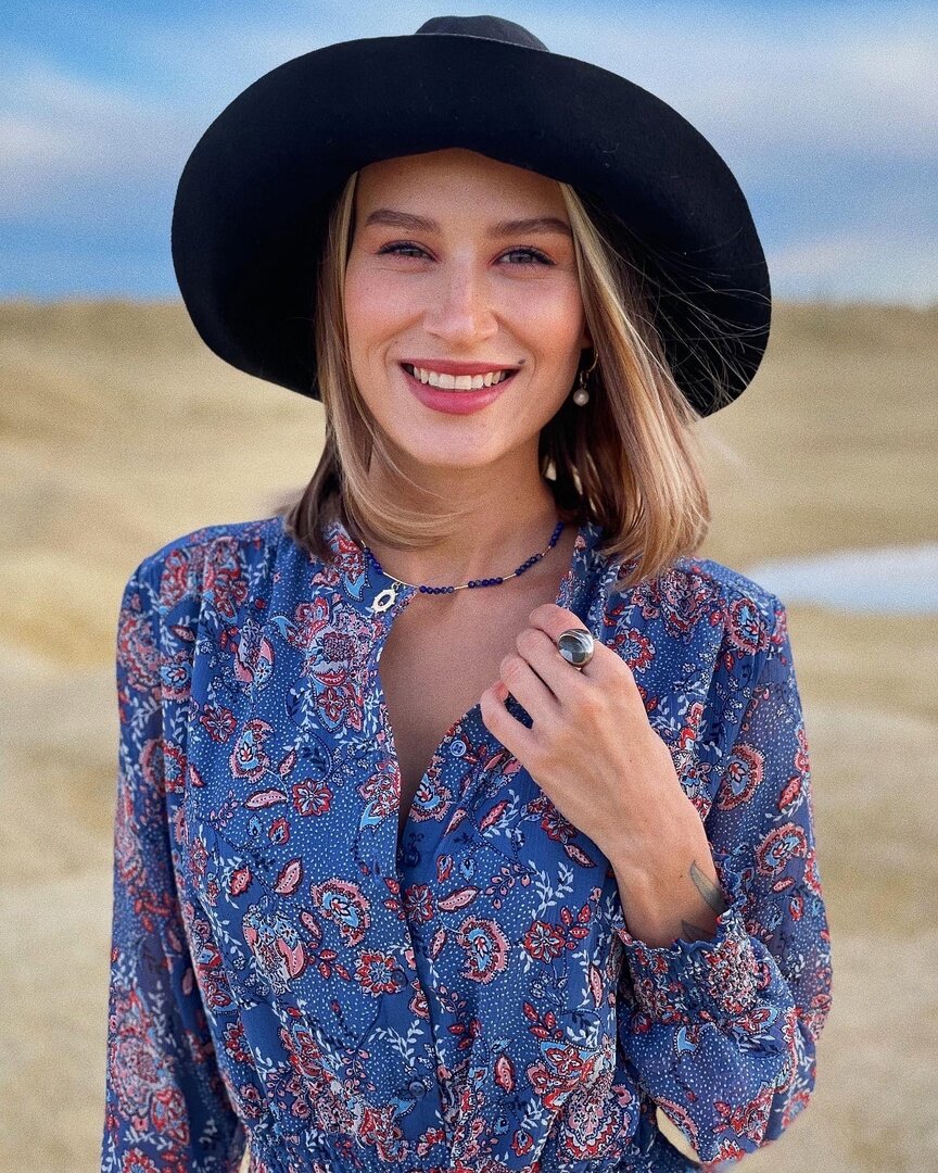 Фото девушки для гадания взято на портале VK.com