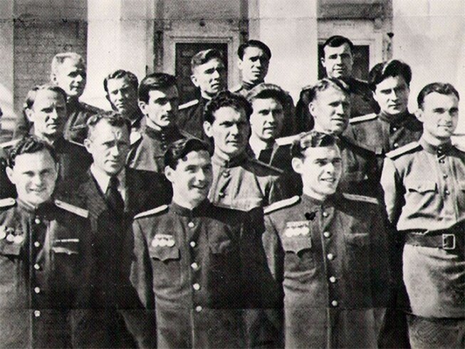 Футболисты в военной форме
Источник: https://img.championat.com/s/735x490/news/big/l/v/vmeste-s-narodom-futbol-i-futbolisty-v-gody-velikoj-otechestvennoj-vojny_14942813151277484965.jpg