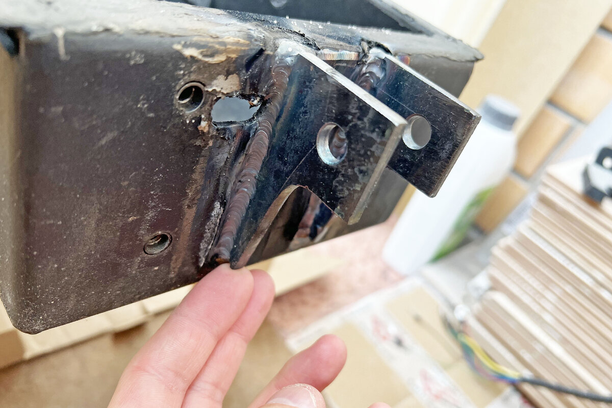 Новые крепления приварены на свои места.