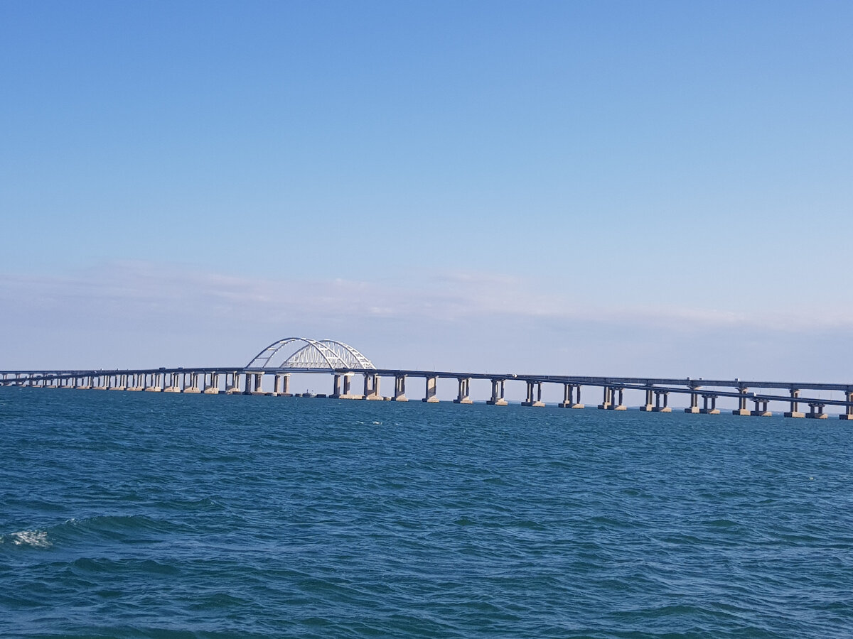 Вид на Крымский мост с катера на морской прогулке. Фото Анна Карпенко. 