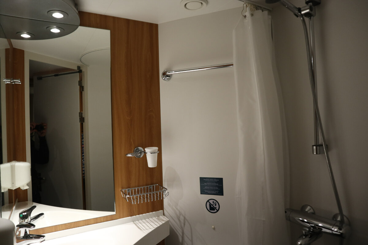 Гигантский дискобар на воде! Как выглядит изнутри десятипалубный паром из Стокгольма в Таллин