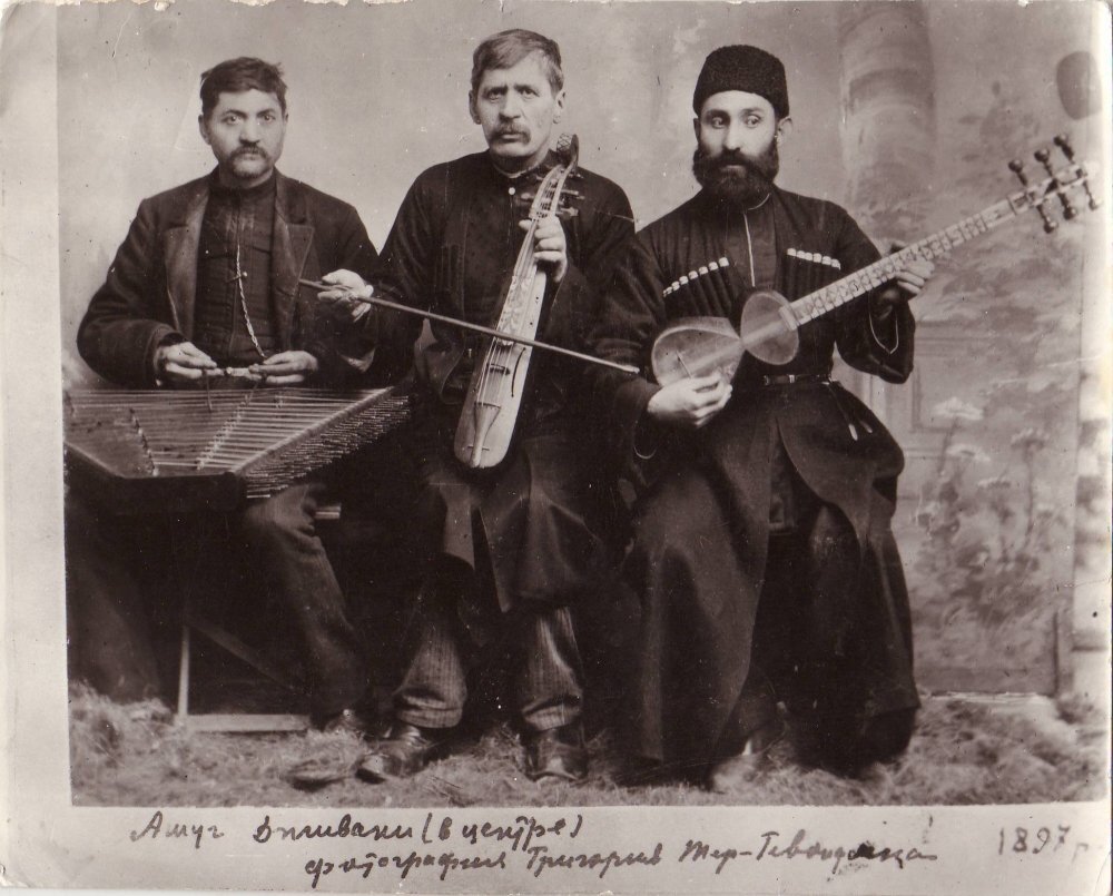Армянский ашуг Дживани (в центре), 1897. Фото: Григорий Тер-Гевондян / wikimedia.org