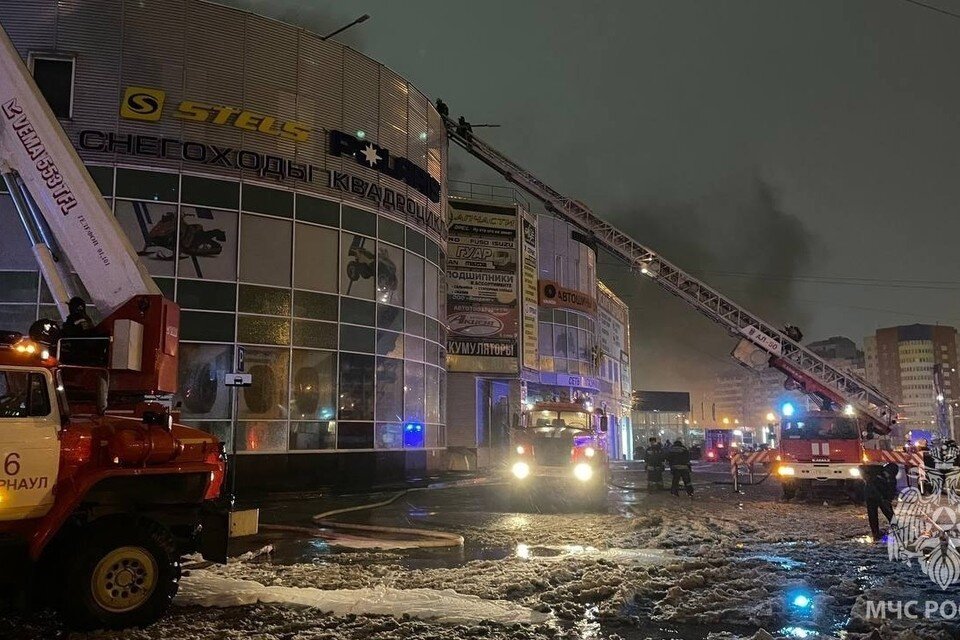     Тушение пожара в ТЦ «Успех»  пресс-службы ГУ МЧС по Алтайскому краю