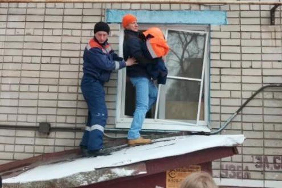     Спасатели сняли с подоконника многоэтажки 3-летнюю девочку, которую оставили одну дома в Липецке  Пресс-служба ГО и ЧС Липецка.