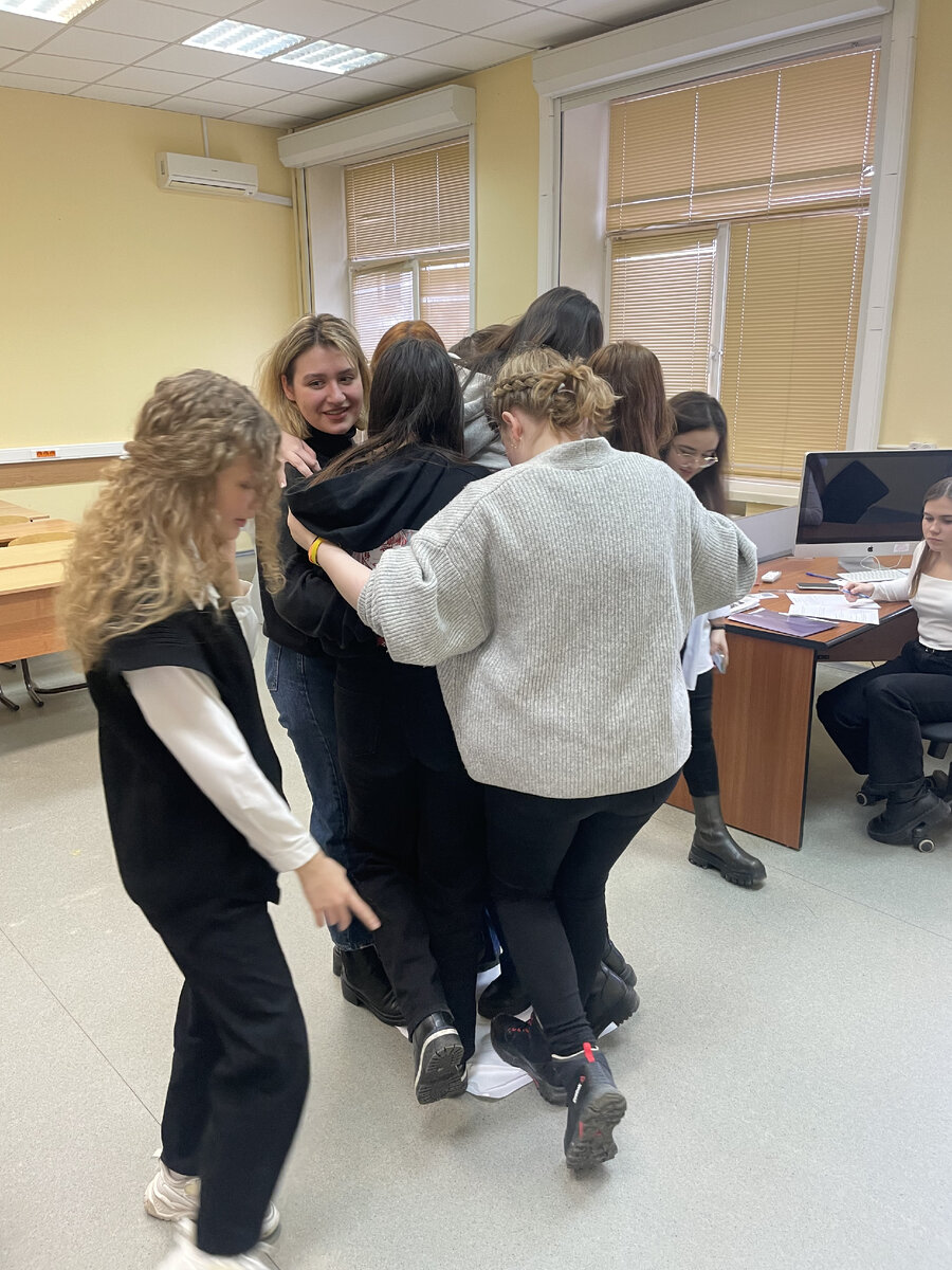 А вот у девушек проблем с местами не возникло.