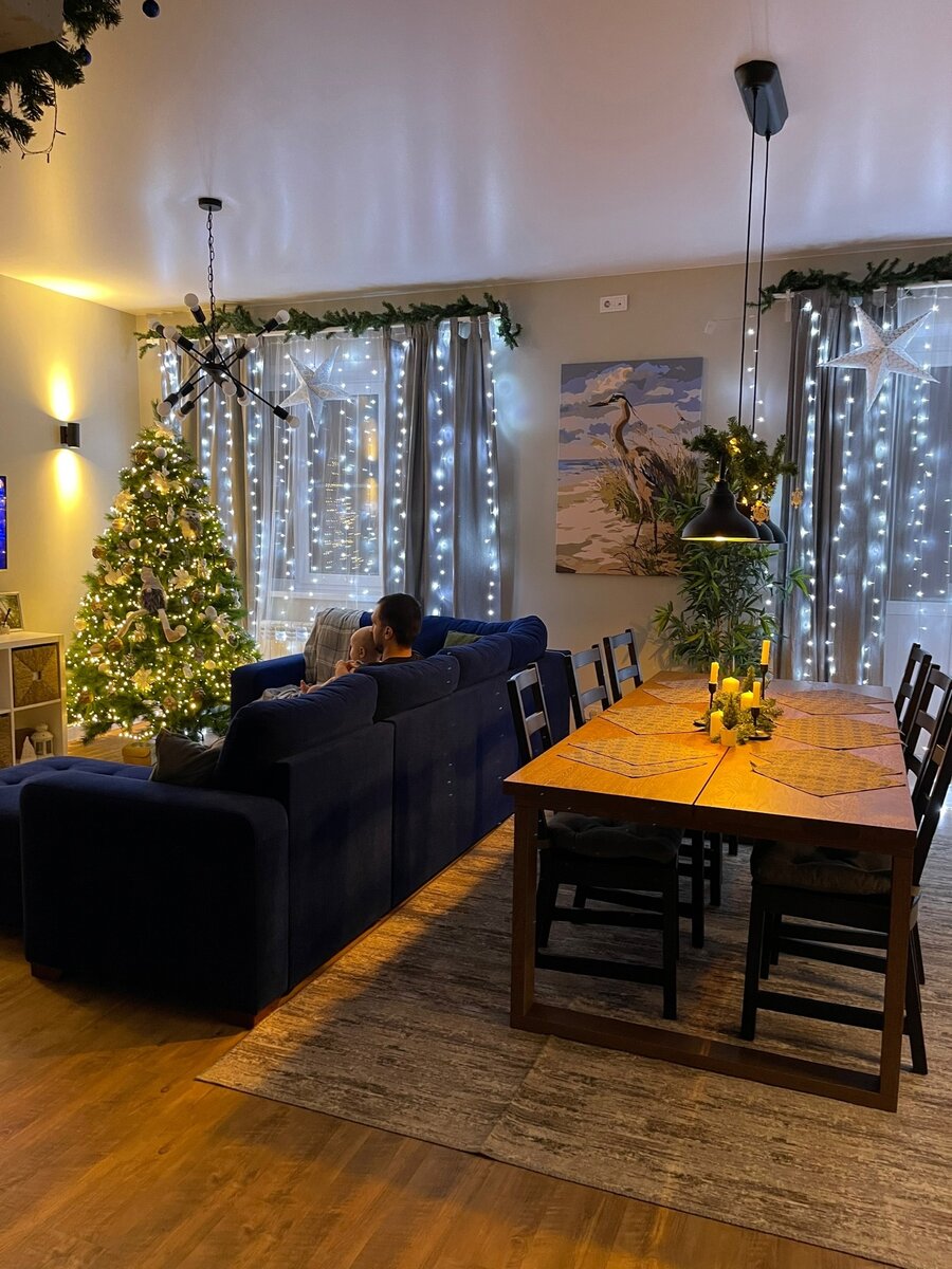 На первом этаже дома располагается просторная кухня-гостиная с большим обеденным столом, за которым можно собираться с родственниками и друзьями