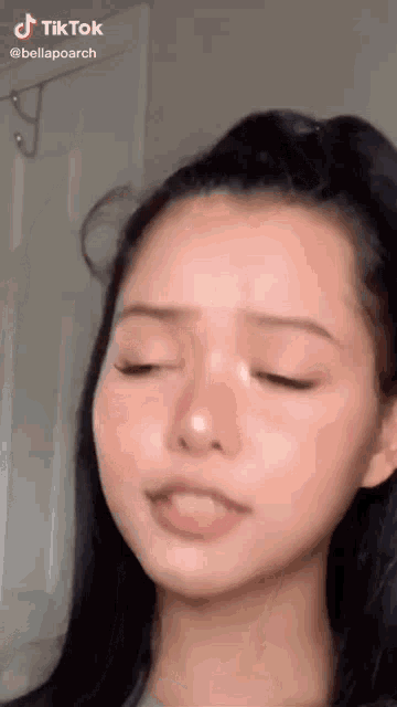 Водолей Белла Порч - суперзвезда TikTok и автор «M to the B» - самого популярного видео TikTok в 2020 году, да и, пожалуй, за всё время.