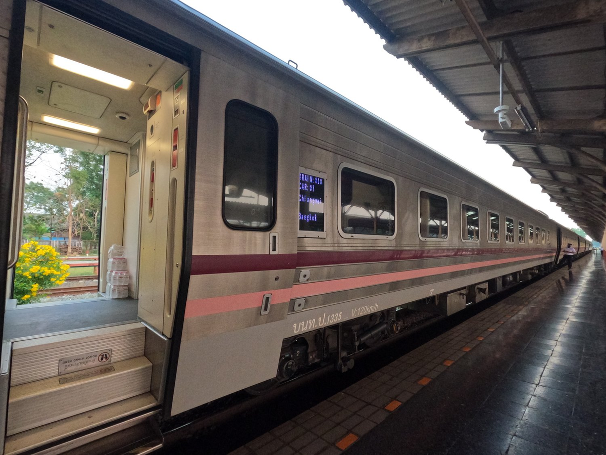 Поезд №9. Он ночной, что очень удобно – едешь и спишь, а утром уже оказываешься в другом городе.