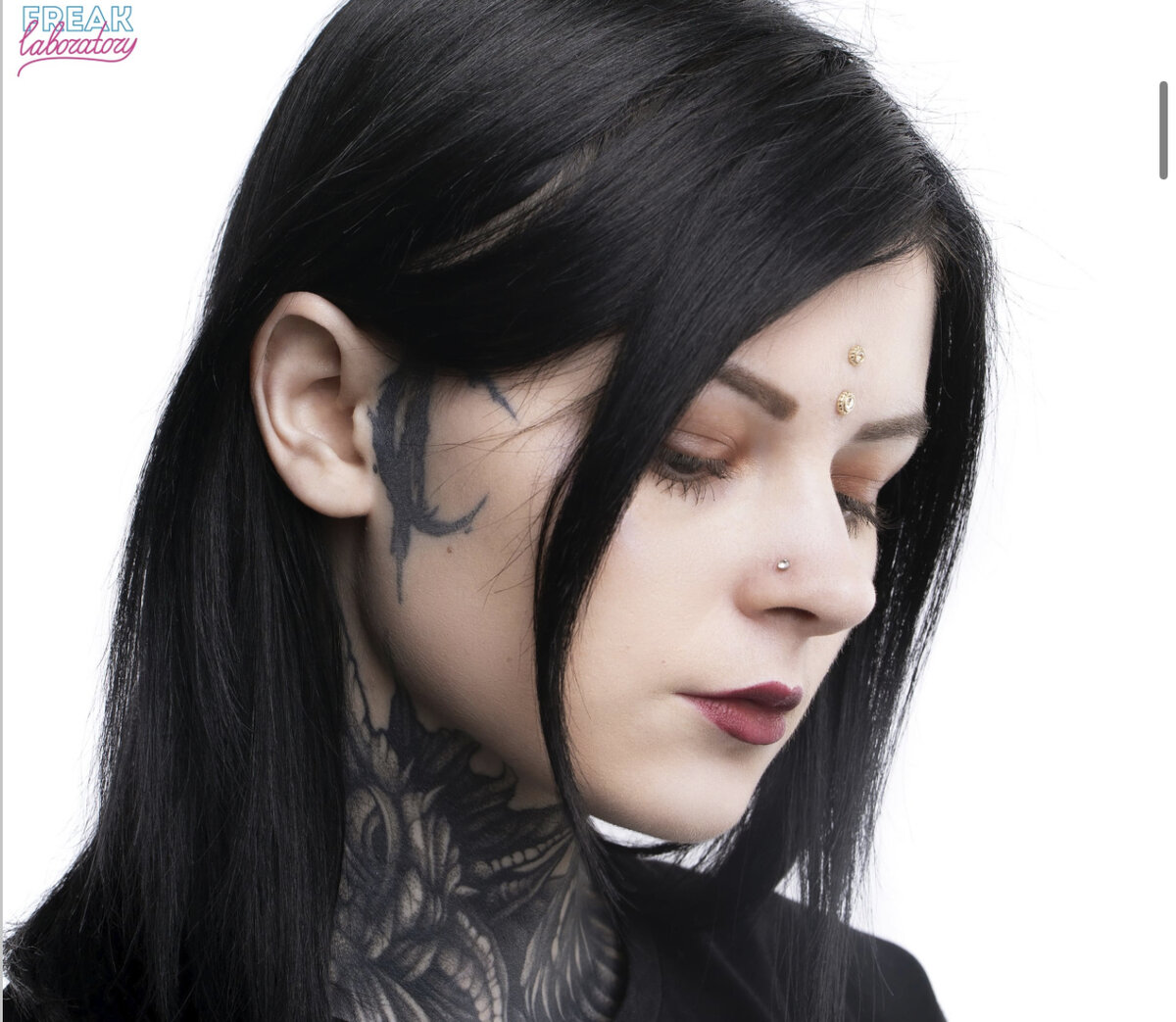 Микродермалы, установленные на лоб, создают единую композицию.