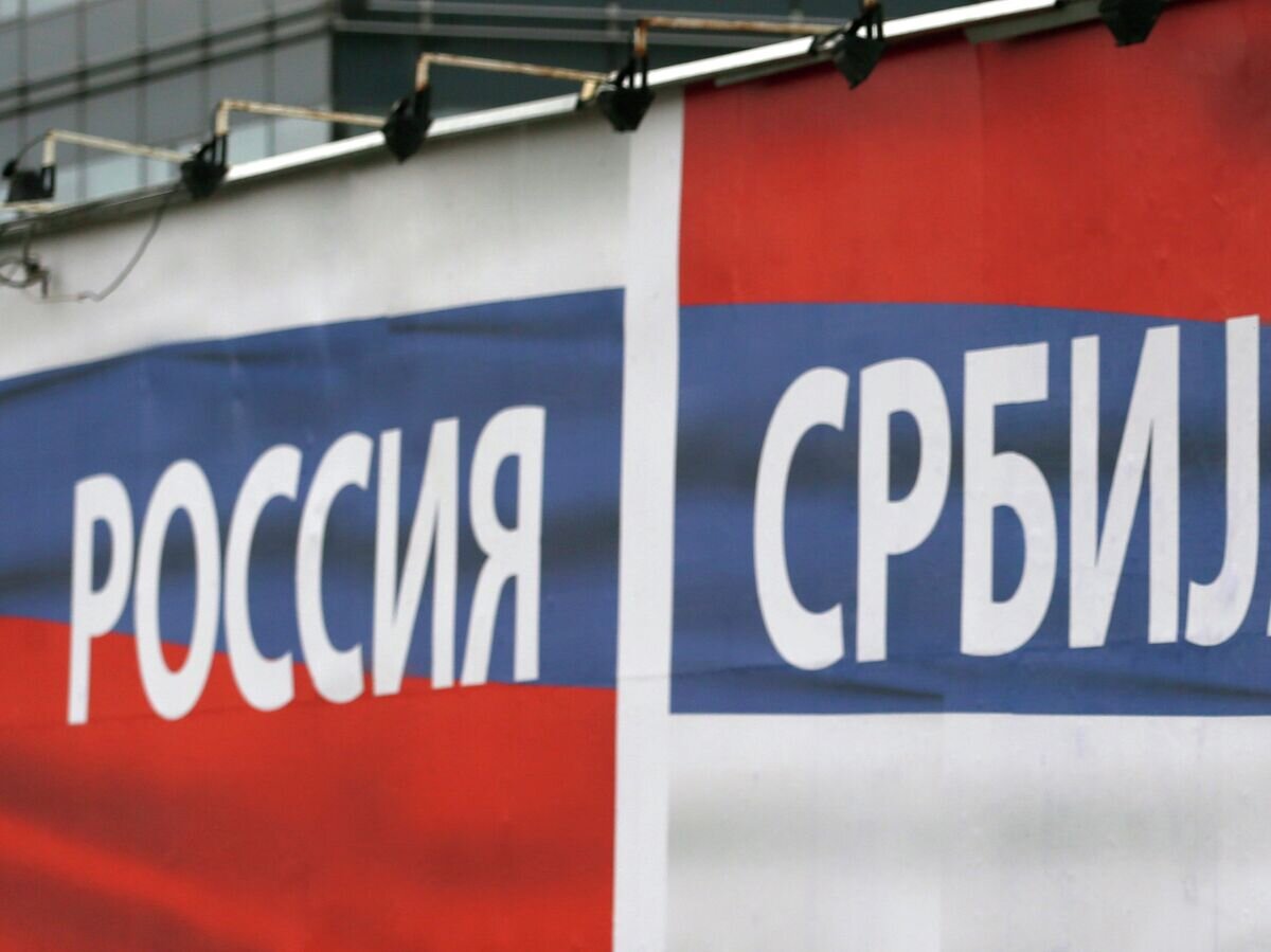    Флаги России и Сербии© AP Photo / Darko Vojinovic