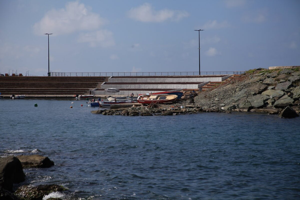 Пляжа как такового нет, но есть несколько искусственных бухт, куда заходят кораблики. В основном у воды лежат большие валуны в водорослях