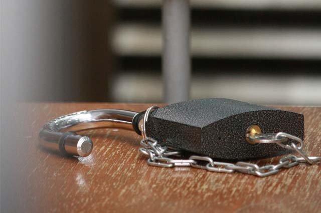    Могут ли жители срезать замки с контейнера без согласия собственника?