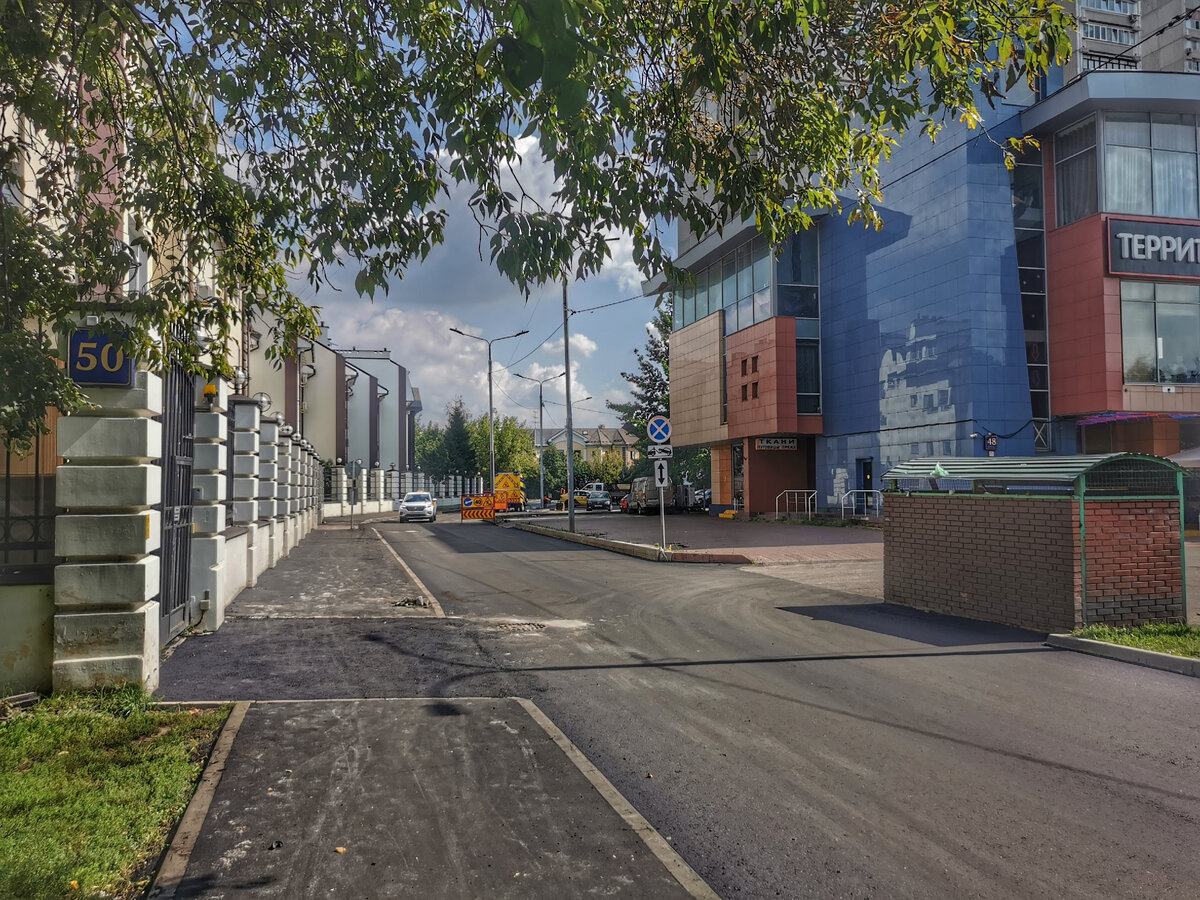 Проезд Досфлота у улицы Свободы. Здесь лежит свежий асфальт. Вид от улицы Свободы, около дома № 50.