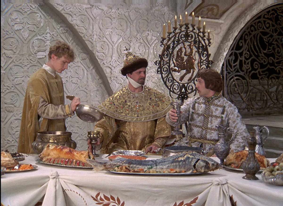    Неизвестно, какую стерлядь готовили на съёмках фильма «Иван Васильевич меняет профессию», но к столу Романовых подавали стерлядь сурскую.