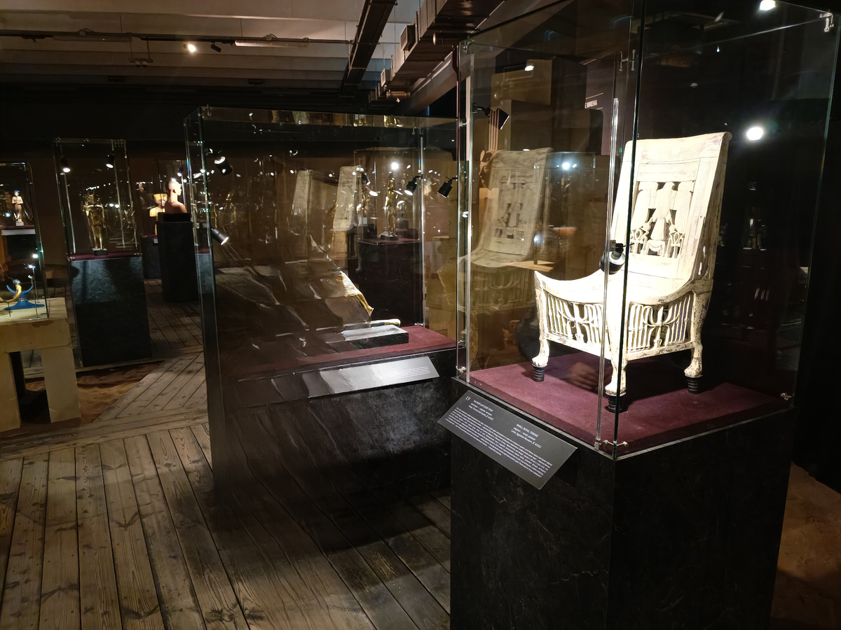 Выставка в Москве на ВДНХ «Сокровища гробницы Тутанхамона». Малый царский трон Тутанхамона - это не просто предмет роскоши, это символ власти и магии. Он напоминает нам о том, что царь был не просто человеком, но и священным существом, которое обладало особыми силами. Этот трон - настоящий шедевр египетского искусства и один из символов славной эпохи фараонов. Фото из личного архива