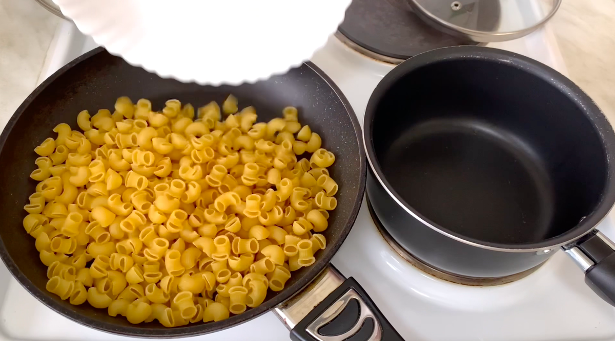 Макароны в сковороде.