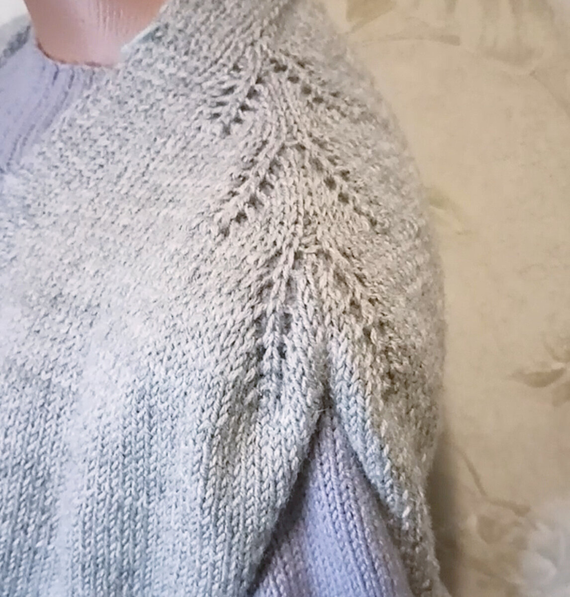 Ажурный узор плеча.