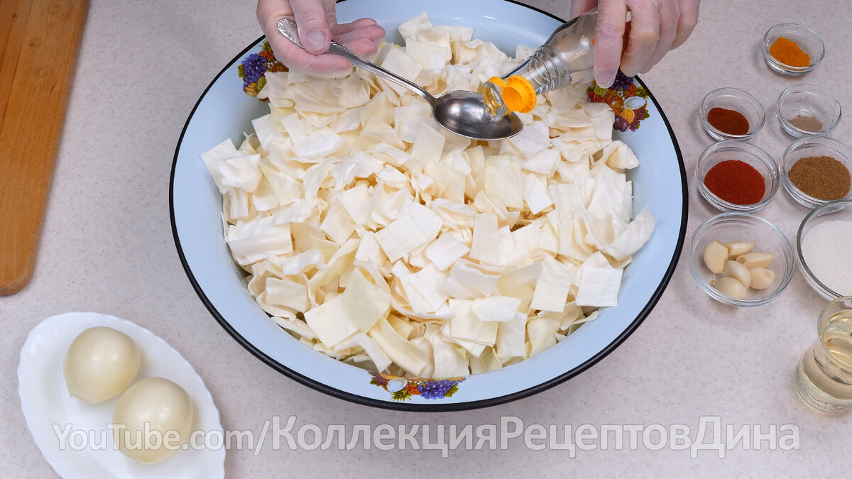 Салат из белокочанной капусты с яйцами в мешочек