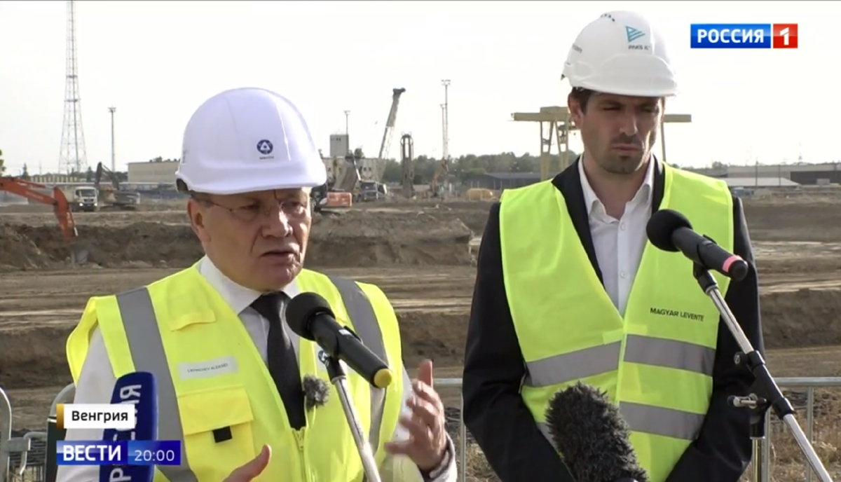 Глава РОСАТОМ Алексей Лихачёв на строительной площадке ПАКШ-2 в Венгрии. Хотя проект и реализует РОСАТОМ с участием российских подрядчиков, коих более 100. В строительстве так же принимают участие не только венгерские компании, но и из других стран ЕС. Франции и Германии.