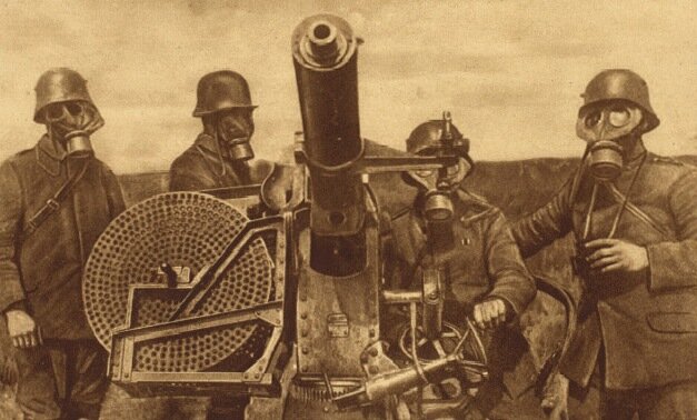 Немцы в противогазах на позициях.