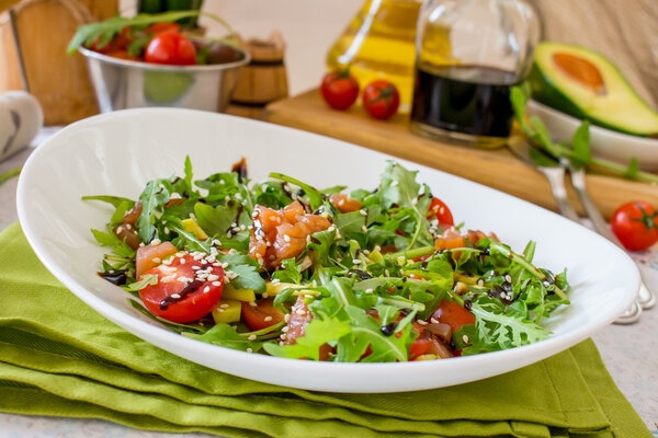 Салат с красной рыбой, помидорами и сыром за 15 минут - пошаговый рецепт с фото