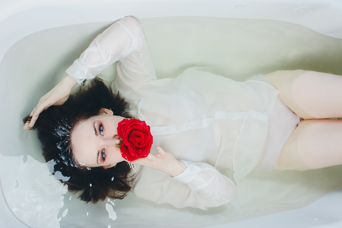 Фотосессия в ванной с молоком | Milk bath photography