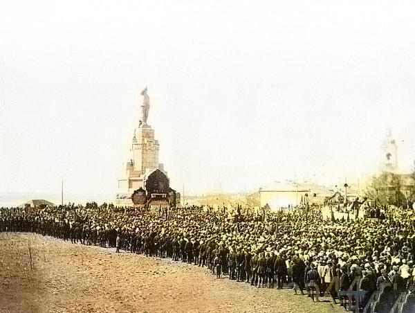 Фото сделано 1 мая 1928 года - мы его раскрасили.