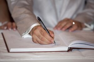 Если  документы потеряны, то для начала нужно написать в местную газету об  утере документов на собственность, чтобы они не имели никакой  юридической силы. В заявлении следует указать: дату и номер утерянного документа, выписку из кадастрового плана, адрес и площадь собственности и инициалы владельца жилья.
 Если по каким-либо причинам никаких справок для регистрации нет, то  необходимо обратиться за помощью в органы местного самоуправления или в  Росреестр. Придётся потратить время и силы для того, чтобы сделать  дубликаты. Теперь, когда необходимые действия выполнены, следует  предоставить Росреестру следующие документы: